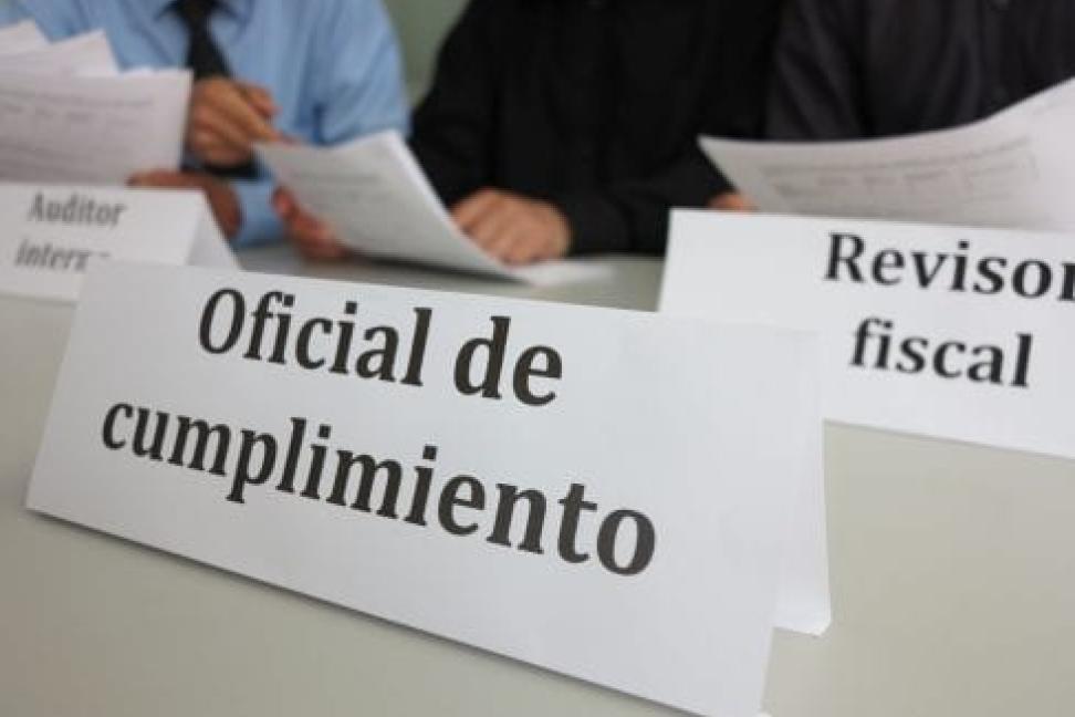 Oficial de cumplimiento y sus amigos para prevenir el LAFT. Imagen Freepik